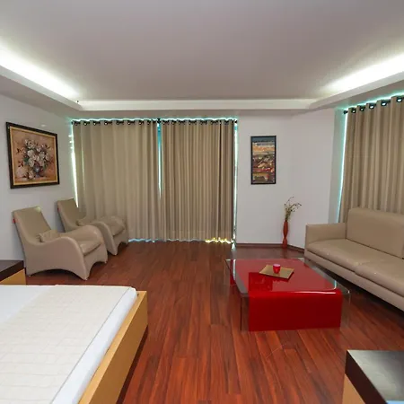 发罗拉国际酒店 4* Vlorë