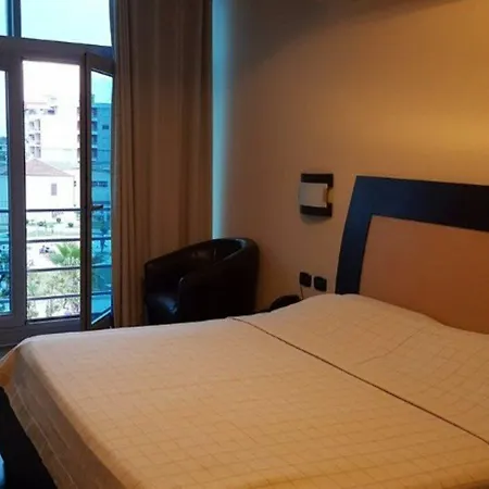 发罗拉国际酒店 4* Vlorë