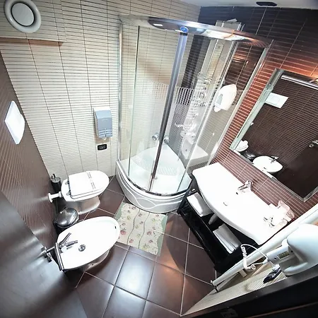 发罗拉国际酒店 Vlorë