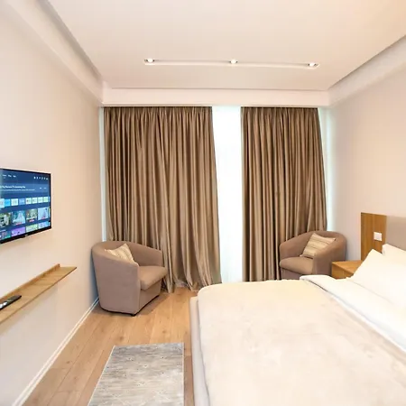 发罗拉国际酒店 4* Vlorë