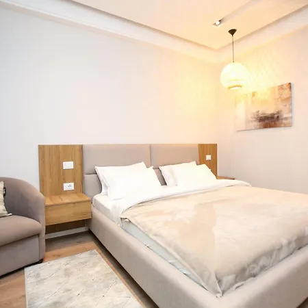 发罗拉国际酒店 4* Vlorë