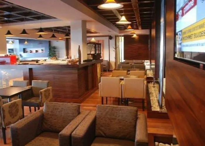 发罗拉国际酒店 4* Vlorë