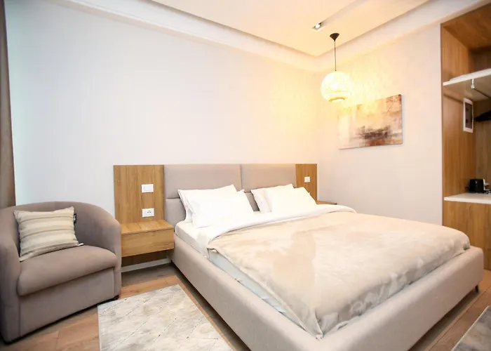 发罗拉国际酒店 4* Vlorë